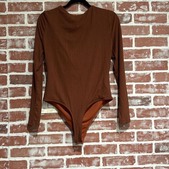 NWT NBD Revolve Halter Neck Peek a Boo Brown Ribbed Long Sleeve Bodysuit Size L - Picture 3 of 9
